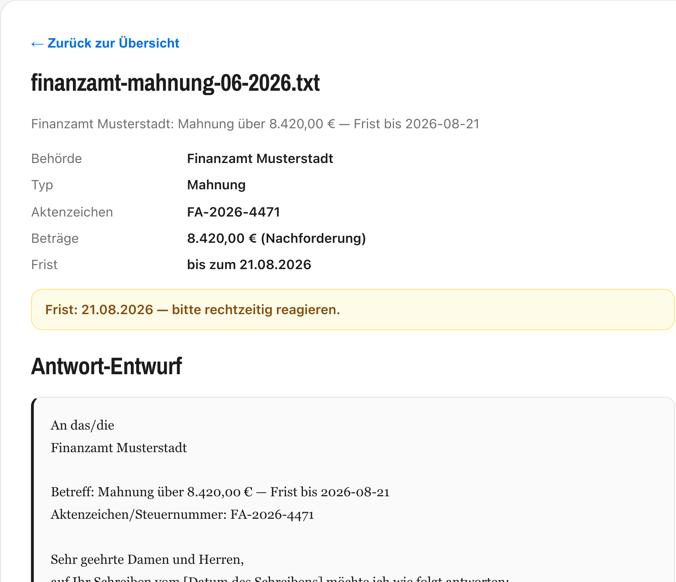 Analyse-Ergebnis in PostPilot: erkannte Behörde, Aktenzeichen, Nachforderung und Frist aus einer Finanzamts-Mahnung, darunter der fertige Antwort-Entwurf zum Kopieren.